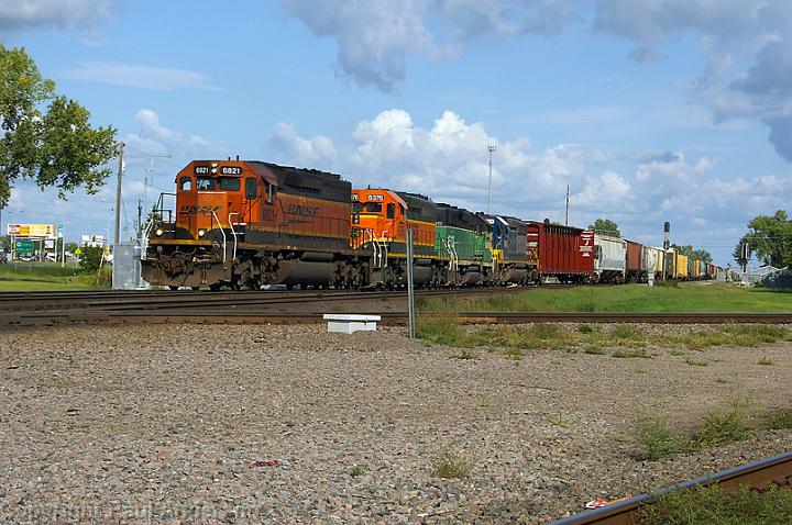 BNSF 6821 at Moorehead JCT.jpg